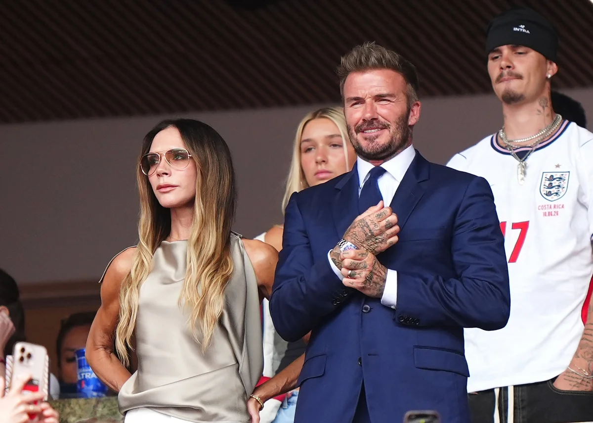 Вікторія Бекхем спостерігала за перемогою Англії на чемпіонаті світу з кам'яним обличчям, а Девід активно її захищає