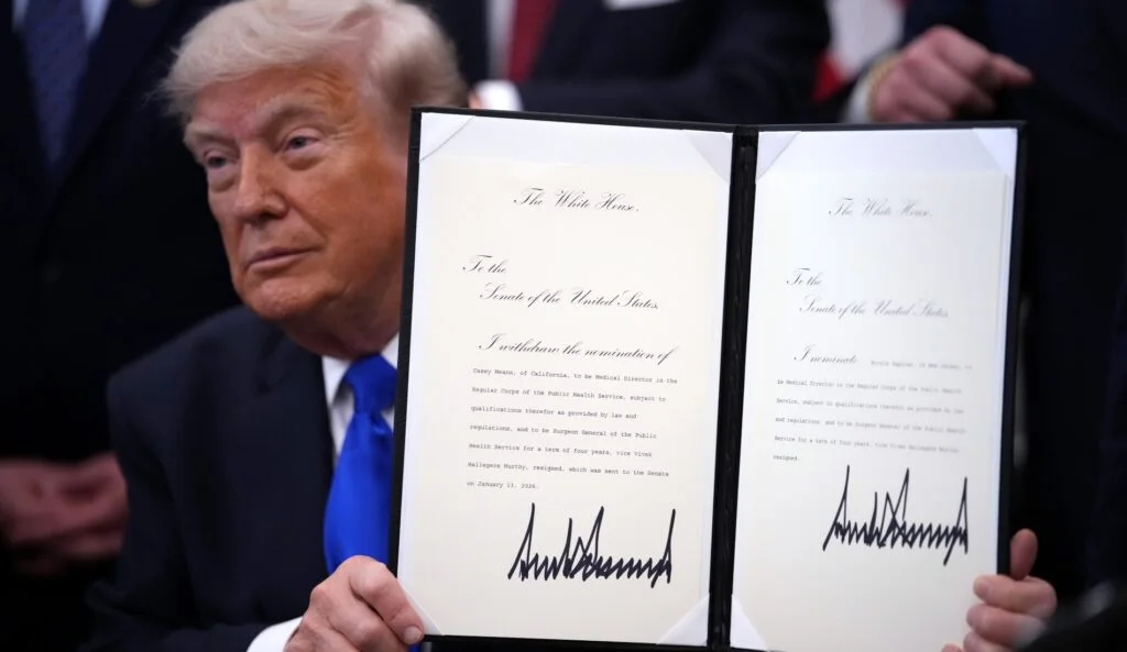 Керолін Левітт стверджує, що Трамп створив «золотий стандарт науки» для дитячих вакцин, але критики сумніваються