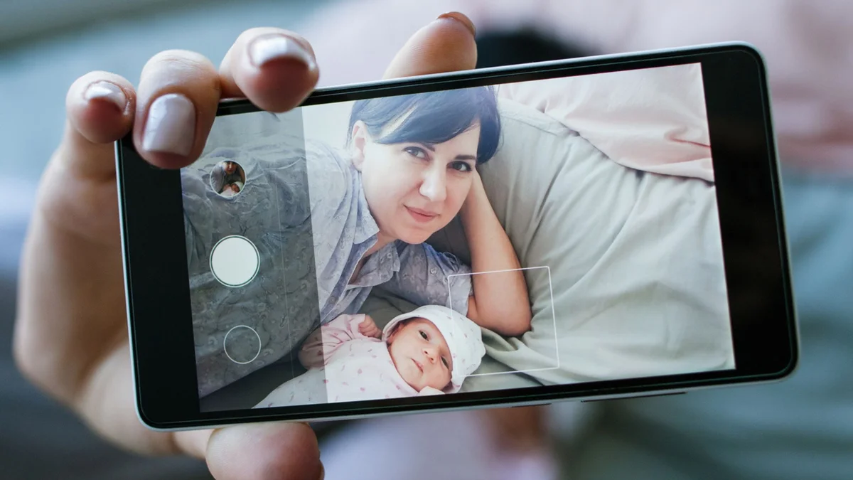 Її найкраща подруга використовувала фотографії її дитини, щоб вдавати, що вона мати — колега викрила всю правду