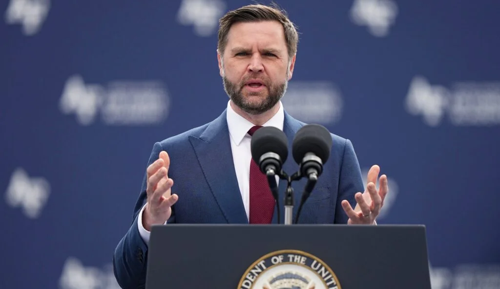 JD Vance звинувачують у "вкраденні уваги" на день народження Трампа, і коментарі вражають
